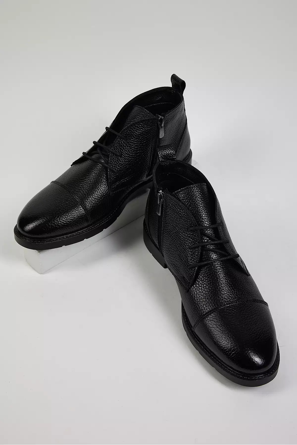 کفش بوت مردانه راحت با طراحی کلاسیک جلو بنددار از جنس چرم طبیعی مشکی برند Tonny Black - 790160374