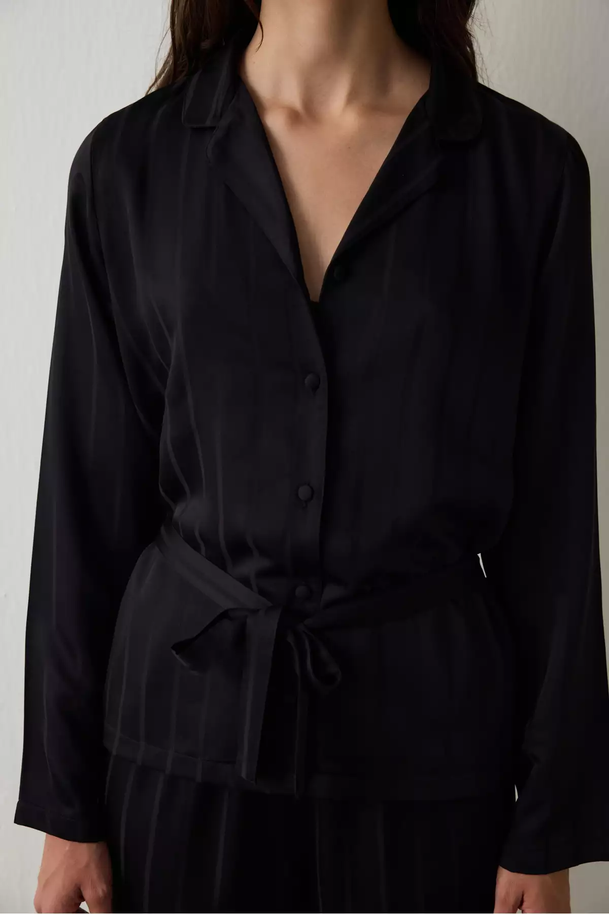 ست پیژامه ساتن یقهدار با جزئیات گرهای امیلیا سیاه برند Penti - 999170249