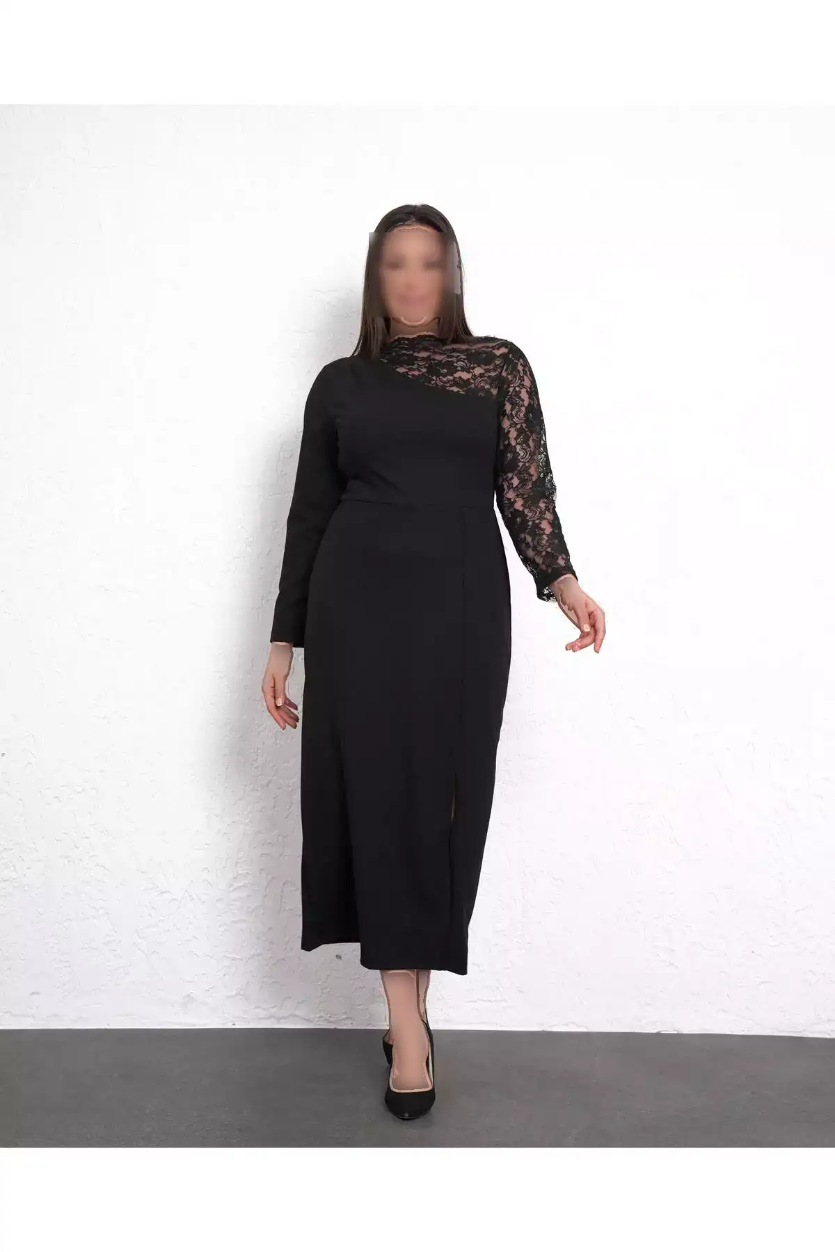پیراهن مجلسی maxi مشکی با دکلته یک طرفه، جزئیات دانتل و شقـــتگی، مناسب برای خانمها سایز بزرگ 24705. برند Butik Nilyam - 874877764