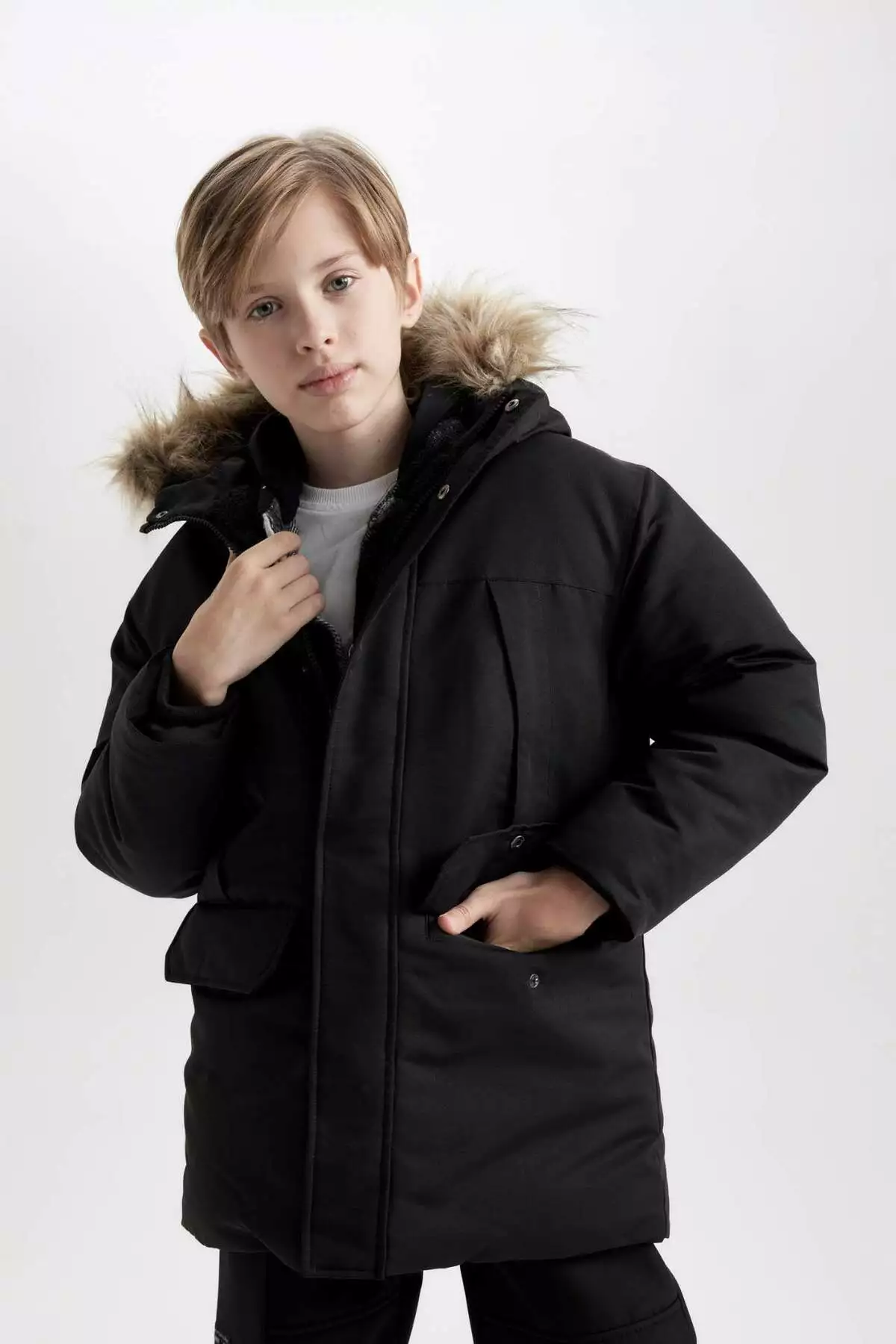 پالتو پسرانه با یقه خز مصنوعی و کلاهی قابل جدا شدن، با آستری پِلِوش C8783A824WN برند Defacto - 878062633