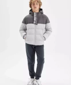 کاپشن پسرانه آستردار با کلاه و جیب، ضد آب و زیپدار مدل C5509A824WN برند Defacto - 871121075