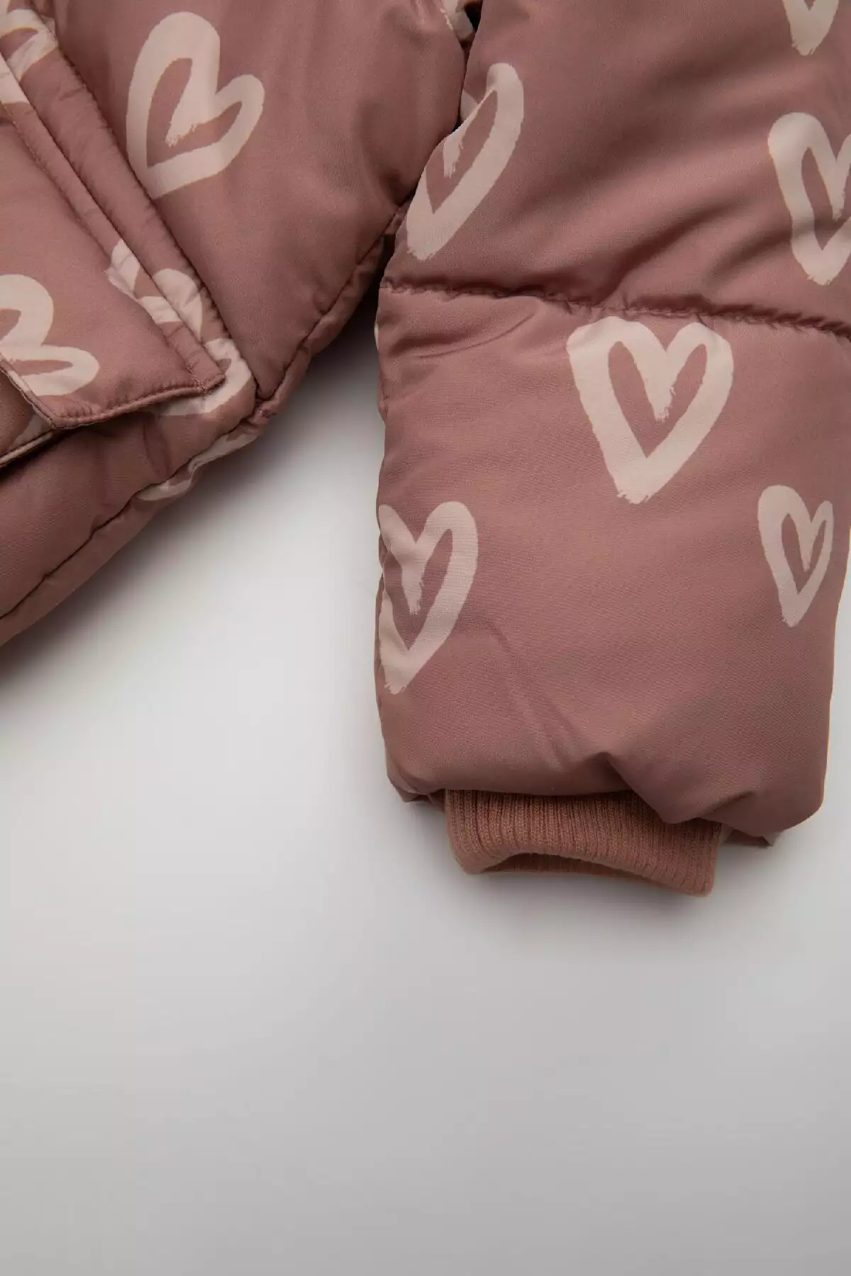 کاپشن بادگیر با کلاه و طرح قلب برای دختر بچه، دارای داخل جیب پشمی و ضد آب مدل C5313A524AU برند Defacto - 848358263