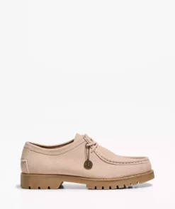کلیدساز با جزئیات و کفش قایق چرم پاره برند Bershka - 951485386