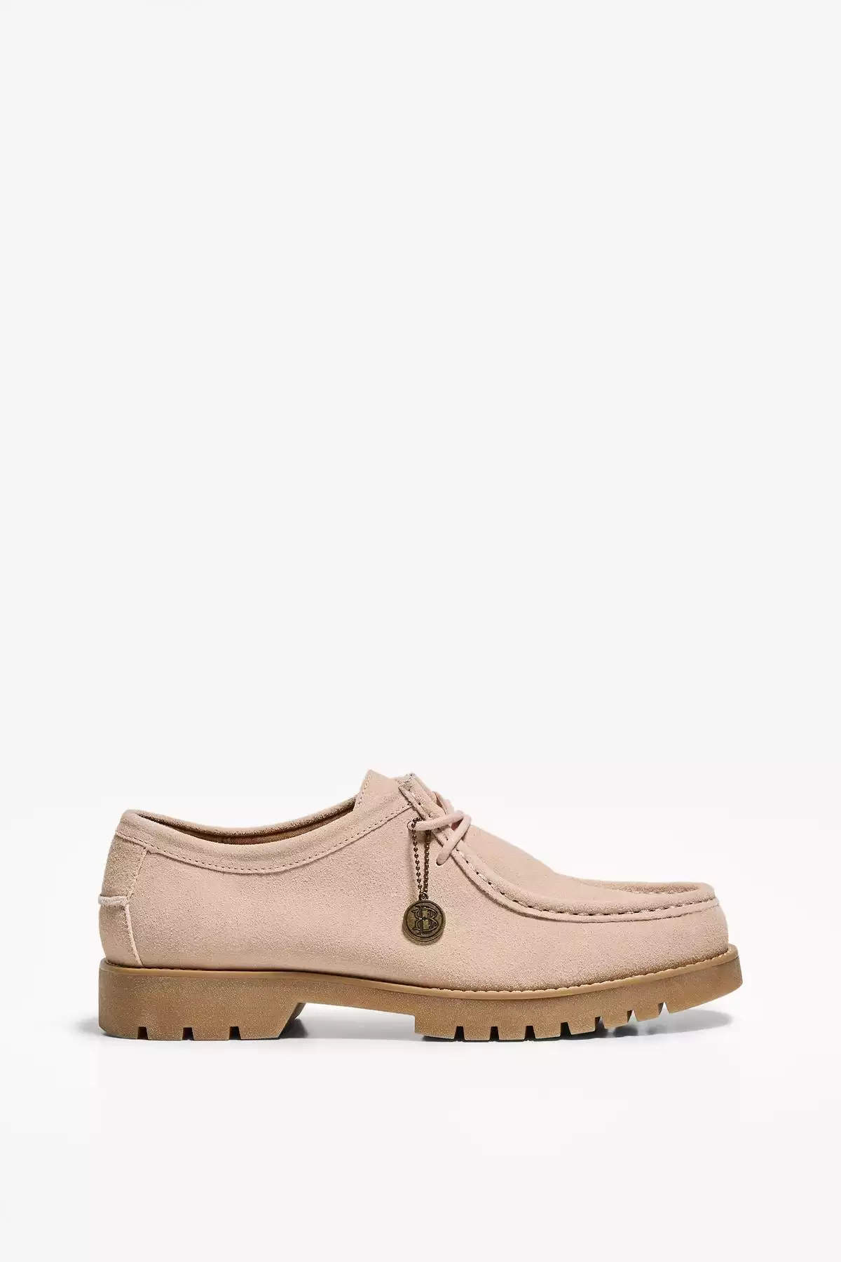 کلیدساز با جزئیات و کفش قایق چرم پاره برند Bershka - 951485386