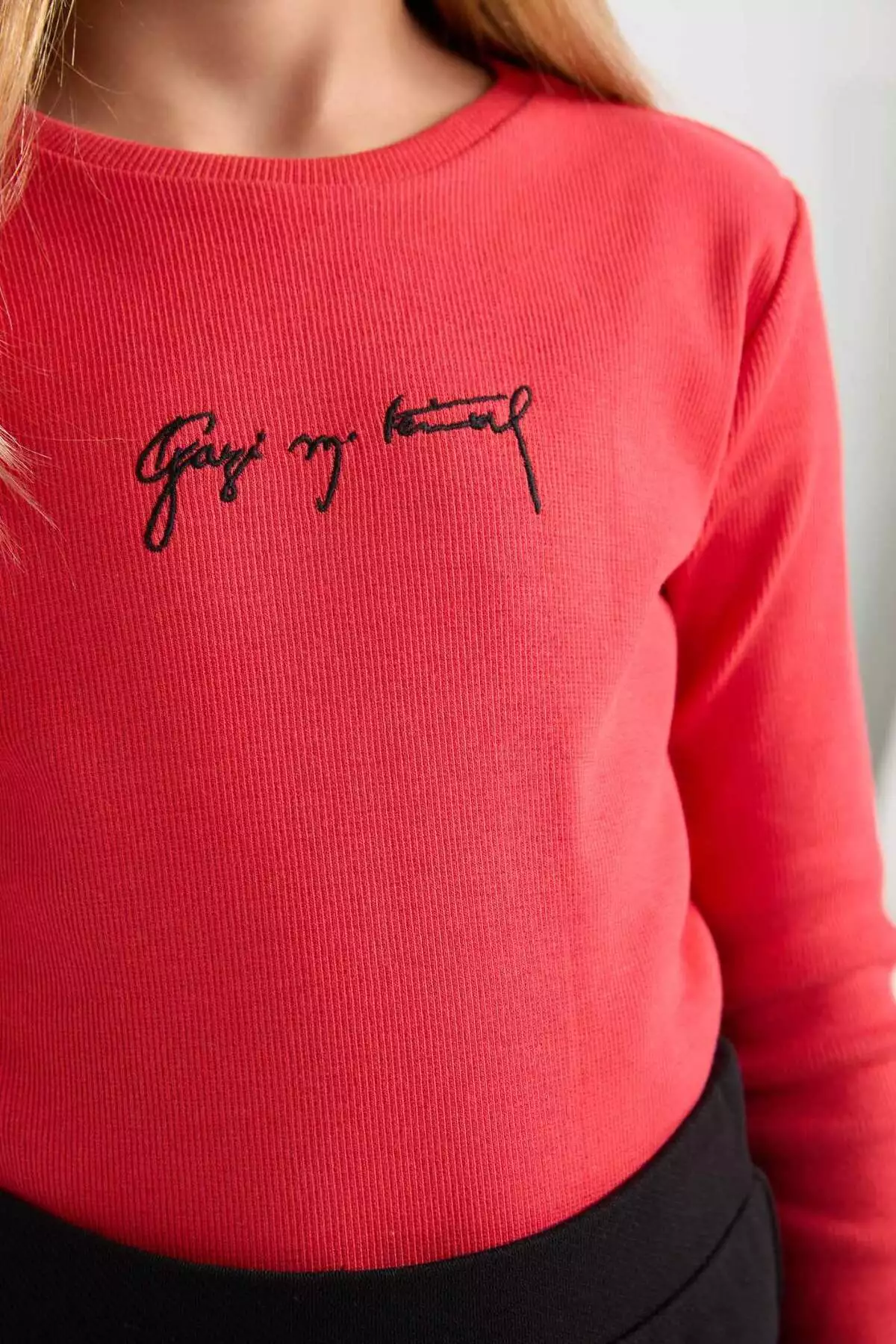 ست دو تکه دخترانه با یقه گرد و یقه دوخته شده با طرح تمثال آتاتürk، رنگ قرمز، با آستین بلند و شامل یک تیشرت و گیره مو. برند Defacto - 865140618