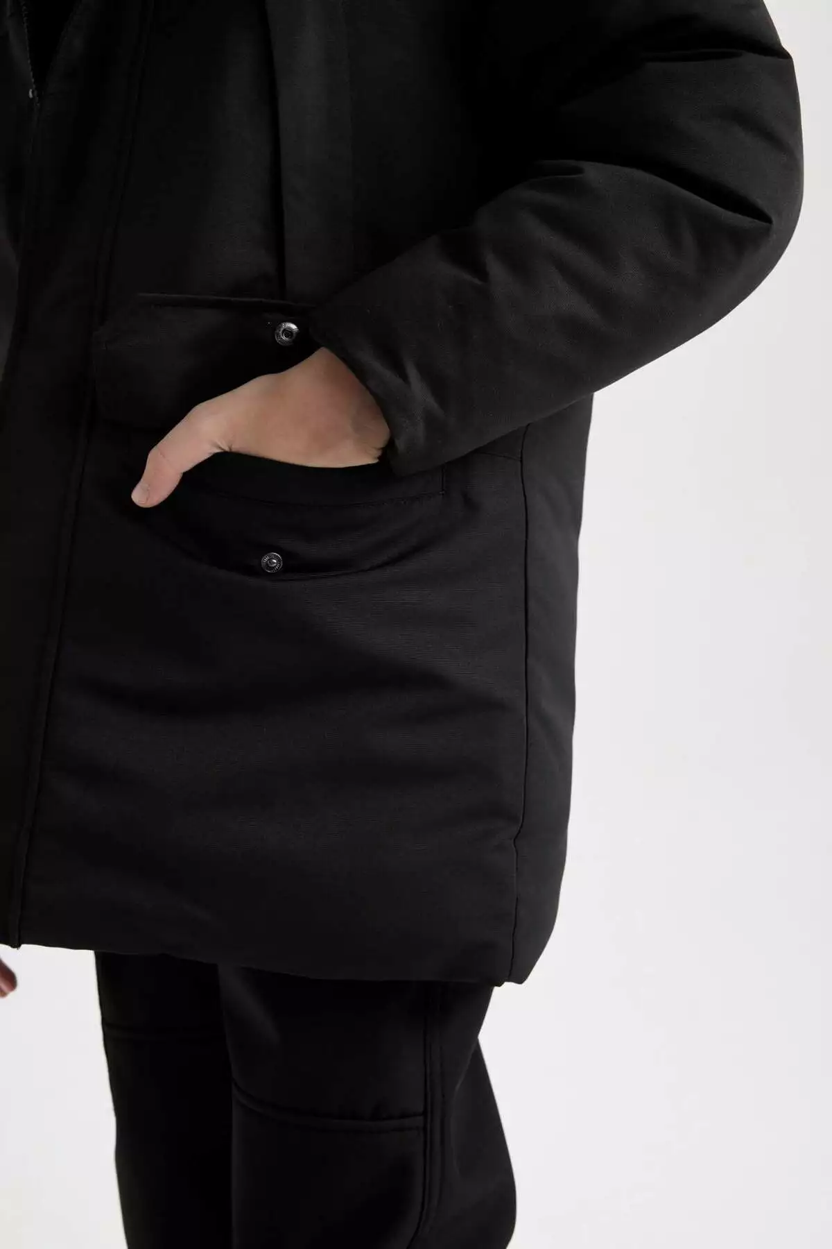 پالتو پسرانه با یقه خز مصنوعی و کلاهی قابل جدا شدن، با آستری پِلِوش C8783A824WN برند Defacto - 878062633