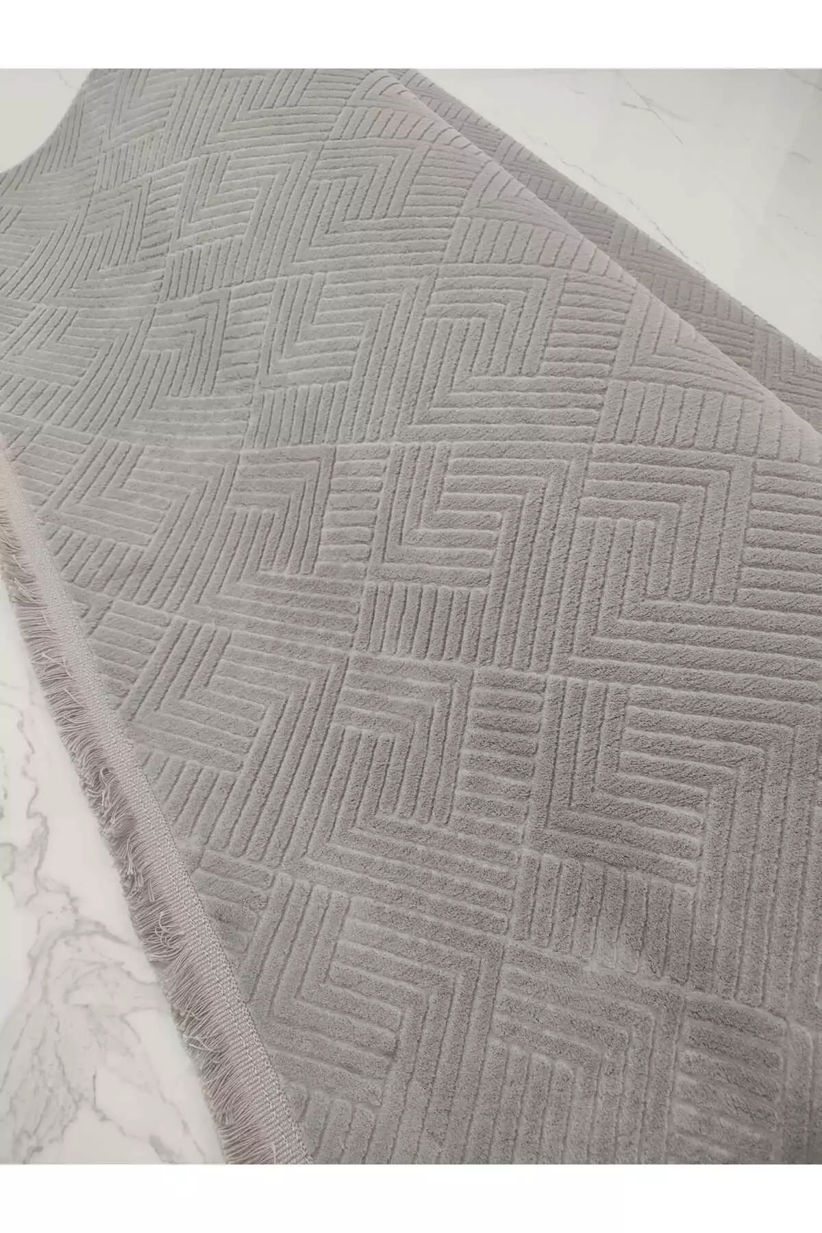 فرش اتاق، سالن، راهرو و آشپزخانه با لبههای طوسی و زیرهی ضد لغزش برند Merinos - 812051604