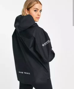 هودی ورزشی دویدن با قابلیت تنفس Gore-Tex Infinium - کاپشن ضدآب و ضدباد زنانه سیاه رنگ برند Nike - 951086385