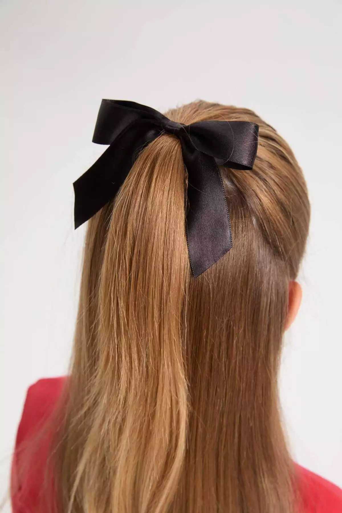 ست دو تکه دخترانه با یقه گرد و یقه دوخته شده با طرح تمثال آتاتürk، رنگ قرمز، با آستین بلند و شامل یک تیشرت و گیره مو. برند Defacto - 865140618