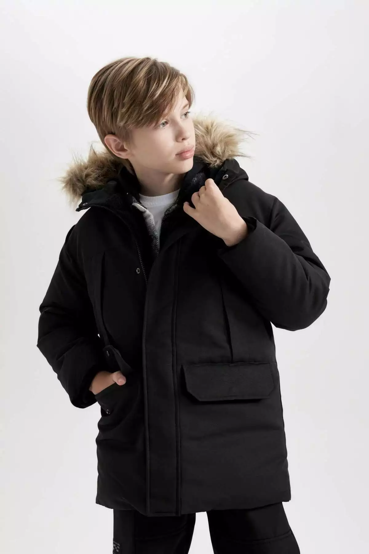 پالتو پسرانه با یقه خز مصنوعی و کلاهی قابل جدا شدن، با آستری پِلِوش C8783A824WN برند Defacto - 878062633