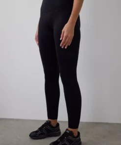 تای مشکی فوق‌العاده با کمربند بالا و طراحی مرواریدی (پوشی) برند Penti - 6114396