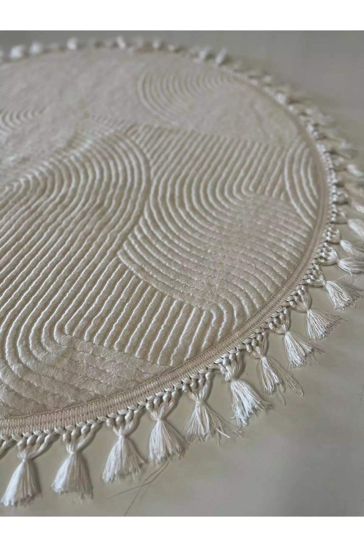 رولیف گرد بافت دار حاشیهدار خوش رنگ کِرم رنگ با زیره ضد لغزش فرش راهرو برند Merinos - 980919567