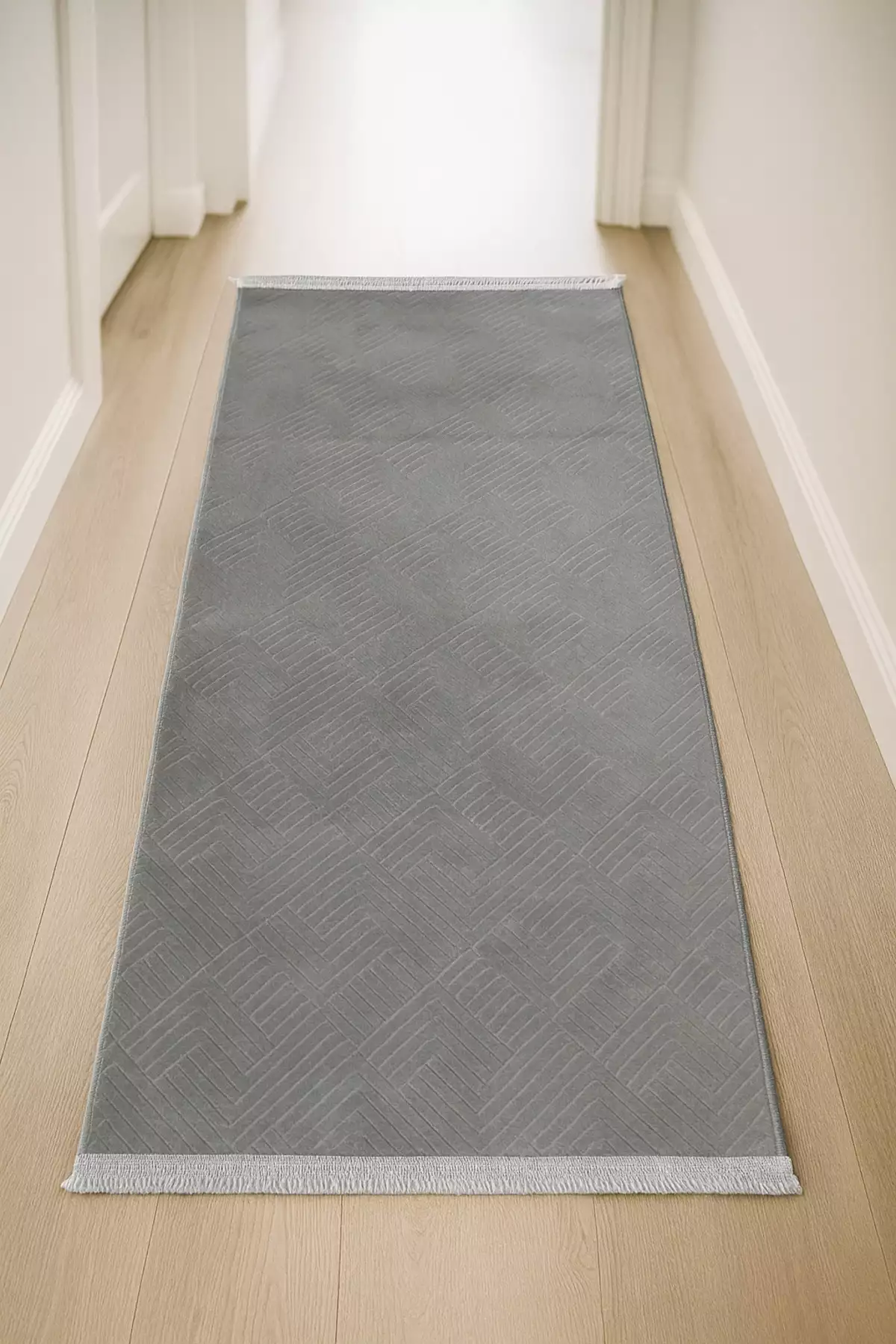 فرش راهروی کلاسیک رولیف آدِن با حاشیه و زیره غیرلغزنده رنگ خاکستری برند Merinos - 983160093