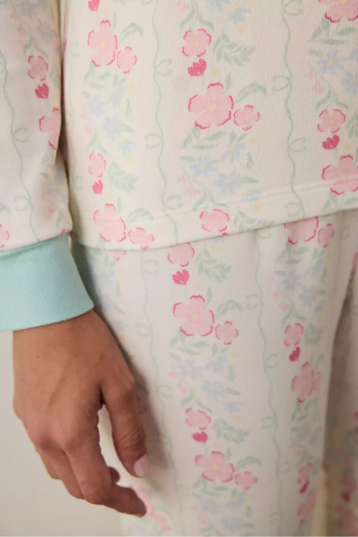 پانچو با گلهای زیبا از برند گاردنیا، با اثر حرارتی، یقه گرد و آستینهای بلند، مخصوص پیژامه. برند Penti - 991655314