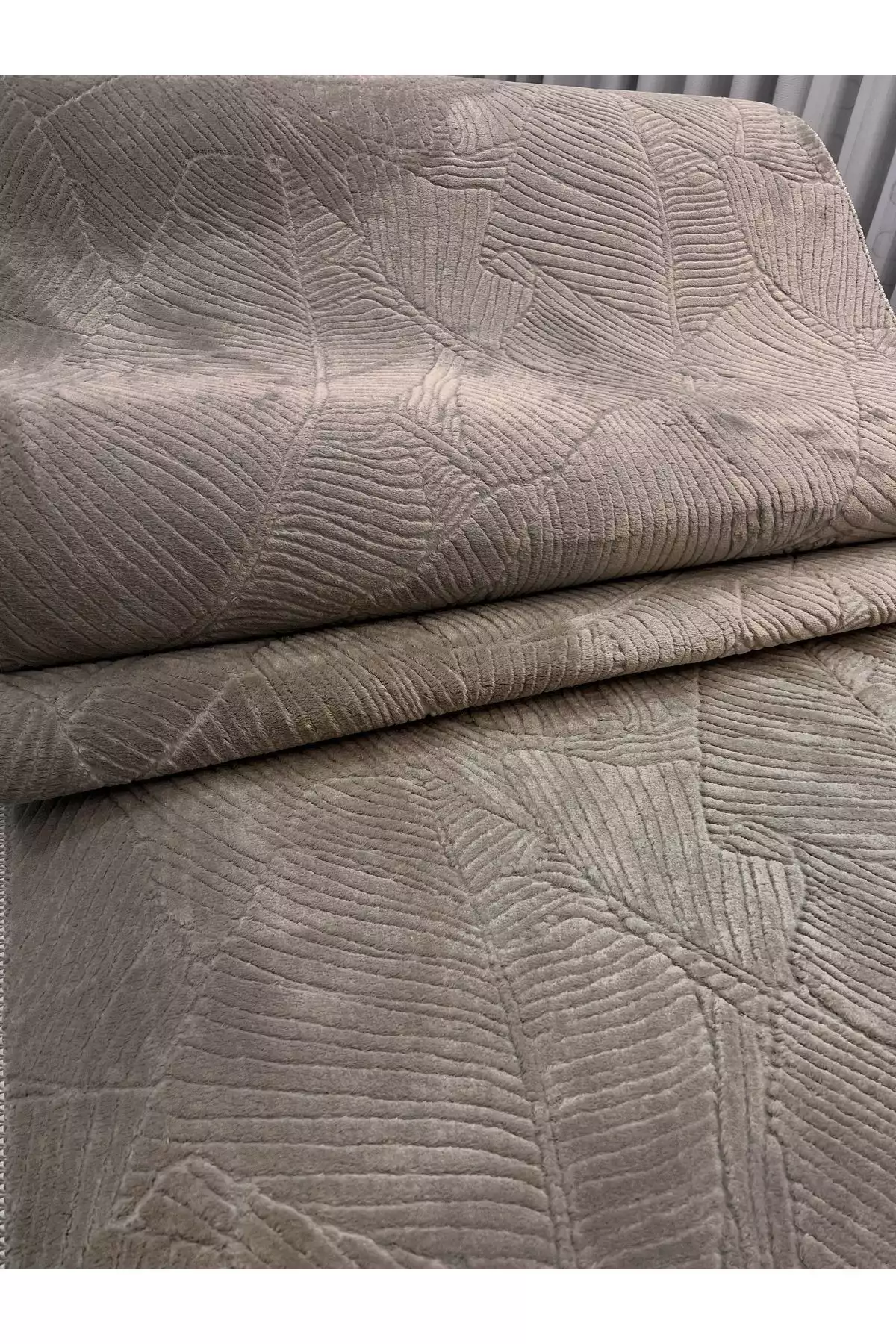 فرش برشخورده باغی رنگ بژ تیره با زیره نرم رویاف برند Merinos - 777644543