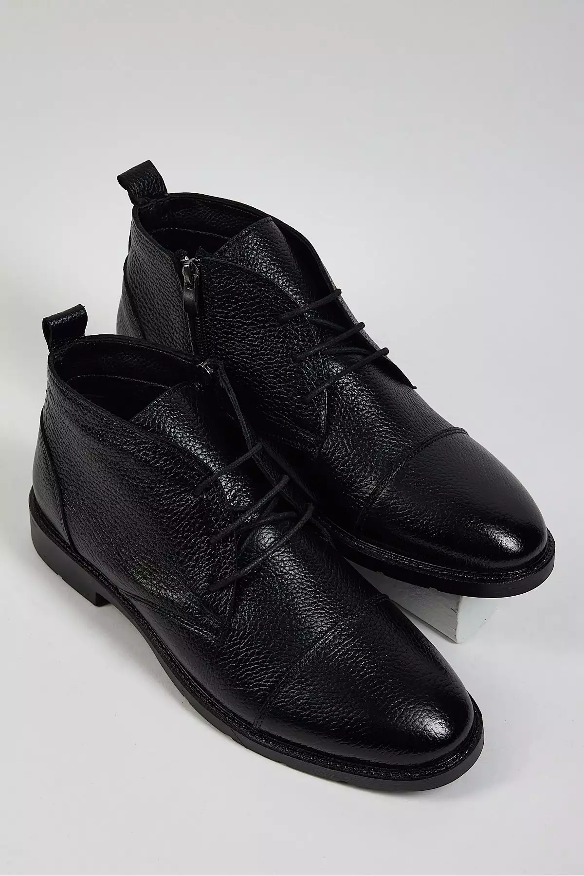 کفش بوت مردانه راحت با طراحی کلاسیک جلو بنددار از جنس چرم طبیعی مشکی برند Tonny Black - 790160374
