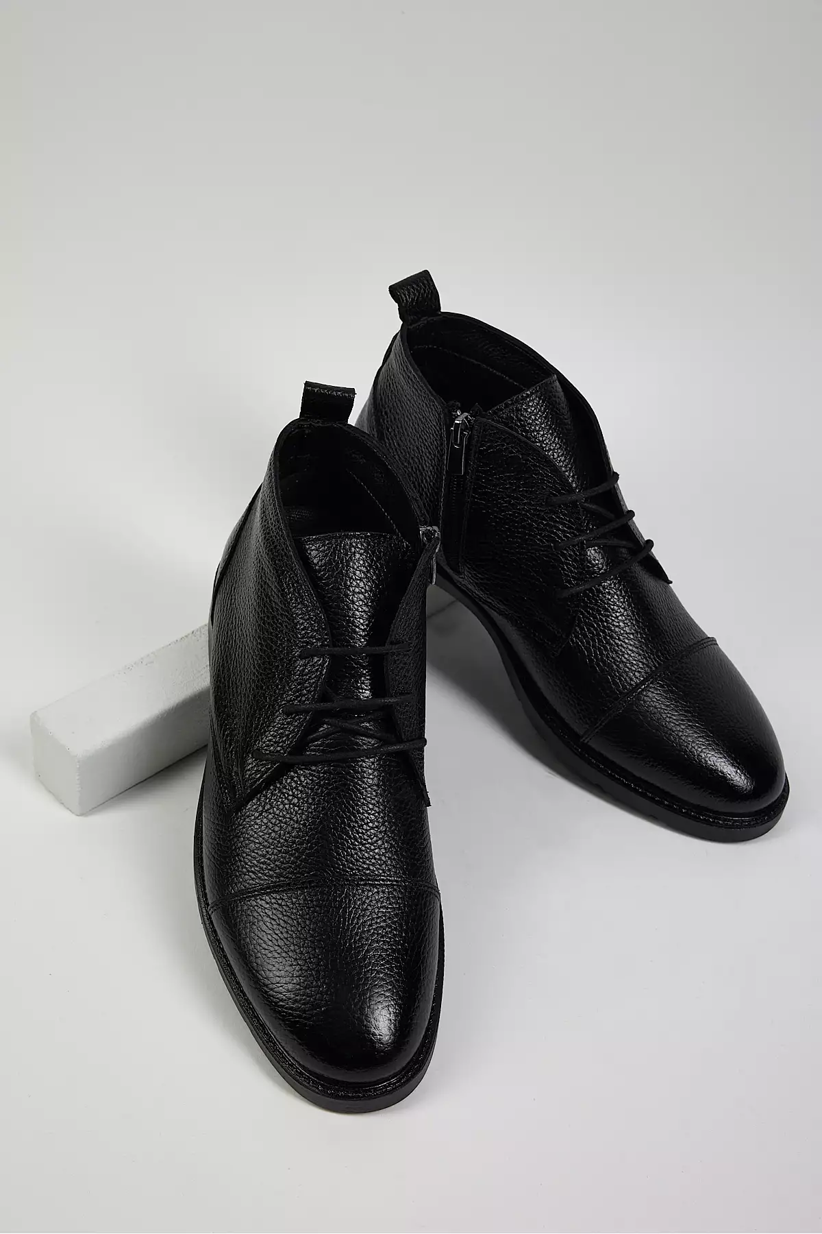 کفش بوت مردانه راحت با طراحی کلاسیک جلو بنددار از جنس چرم طبیعی مشکی برند Tonny Black - 790160374