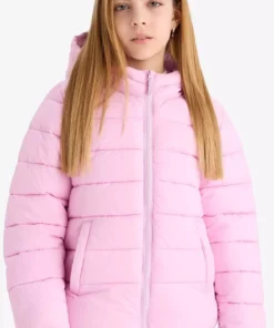 به فارسی میتوان ترجمه کرد: "کاپشن شلنگی زنانه بچهگانه با کلاه و زیپ ضدآب" برند Defacto - 985084511