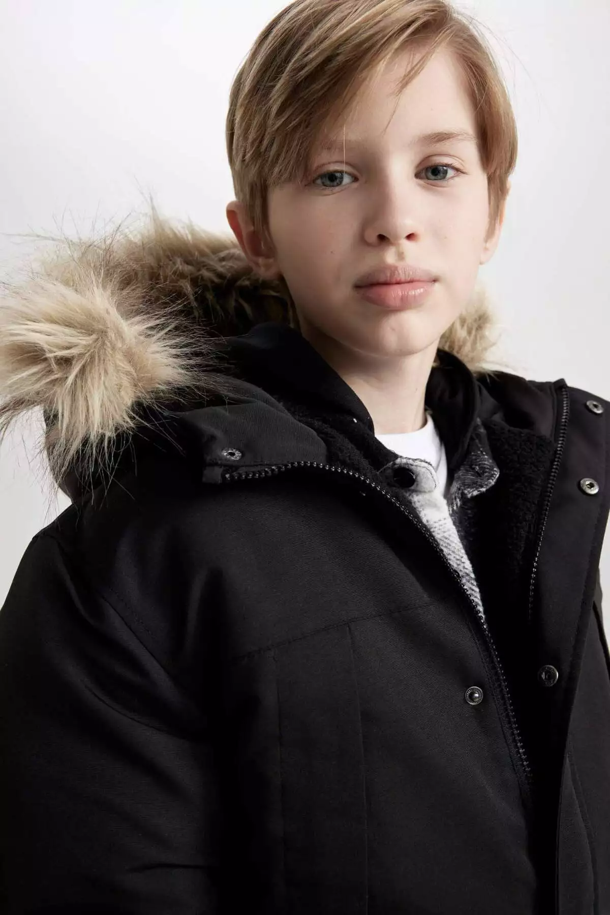 پالتو پسرانه با یقه خز مصنوعی و کلاهی قابل جدا شدن، با آستری پِلِوش C8783A824WN برند Defacto - 878062633