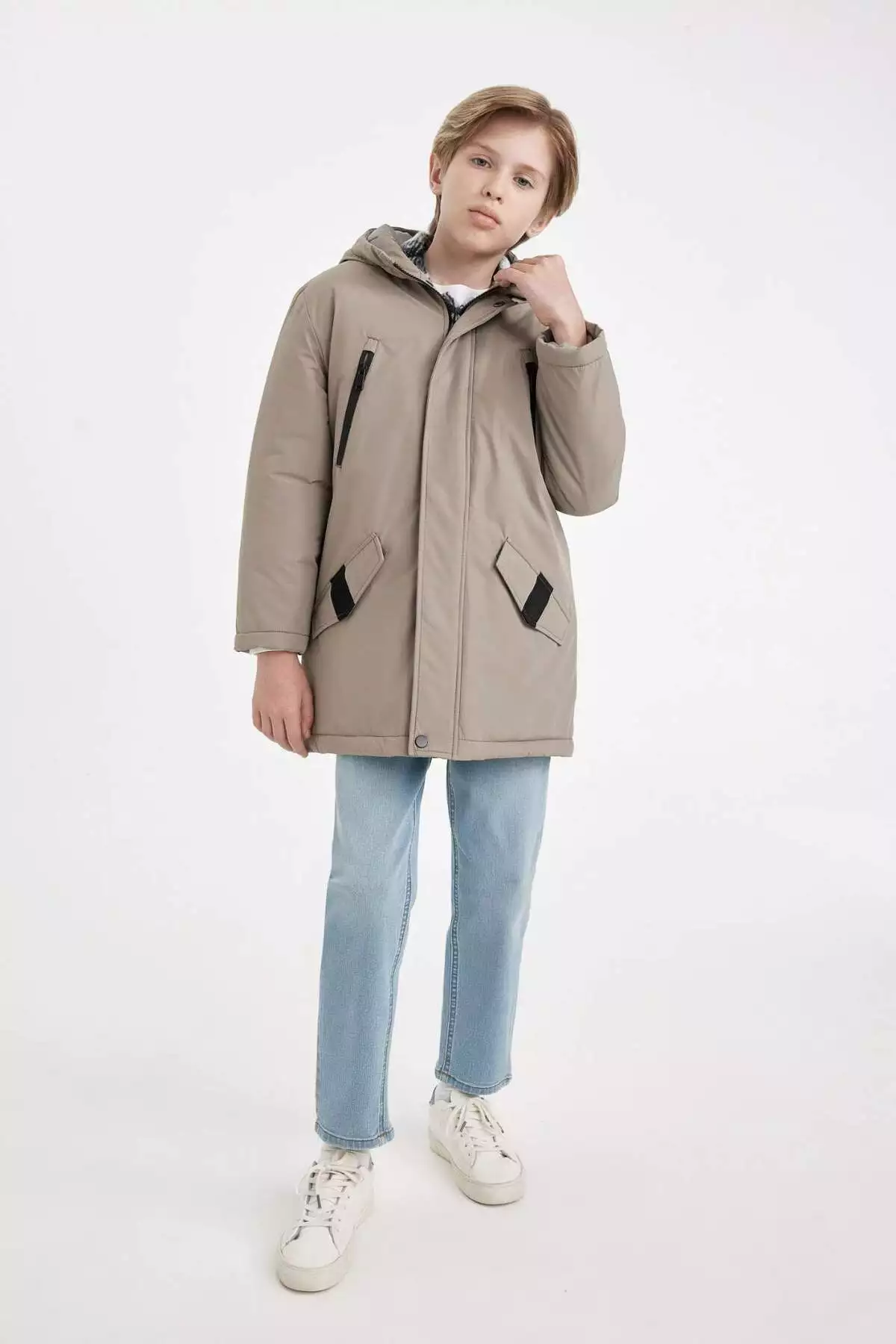پالتو پارکا با کلاه و زیپ و دکمهای، مناسب برای پسر بچه، ضد آب، با دو جیب C8901A824WN برند Defacto - 863371559