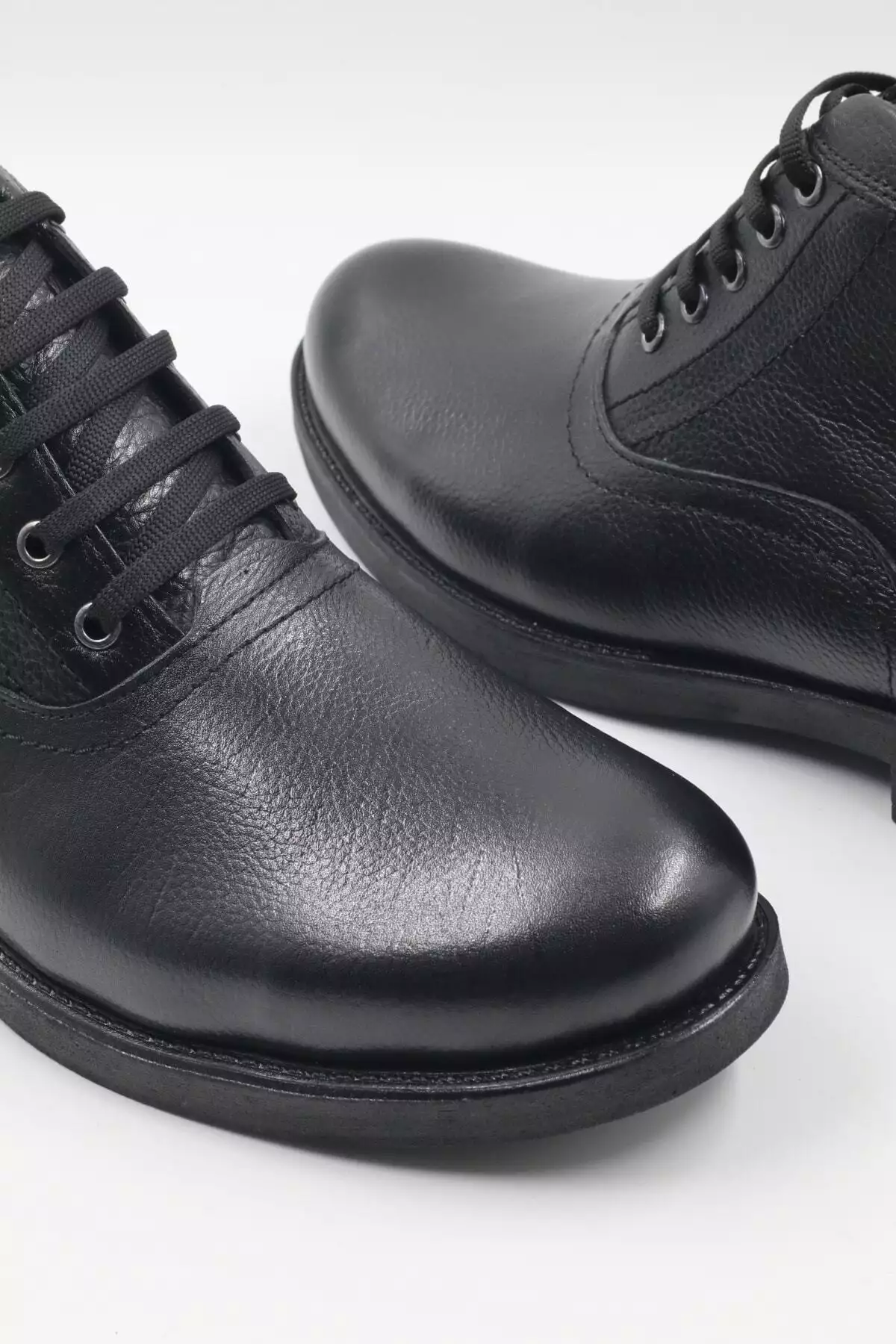 بوت روزمره مردانه از جنس چرم طبیعی، مقاوم در برابر سرما، با زیره ضد لغزش و دارای بند، به رنگ مشکی. برند nazenintasarımlar - 147085938