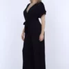 سرهمی بزرگقد با یقه کراواتی و آستین کوتاه مشکی برند MJORA - 40379909