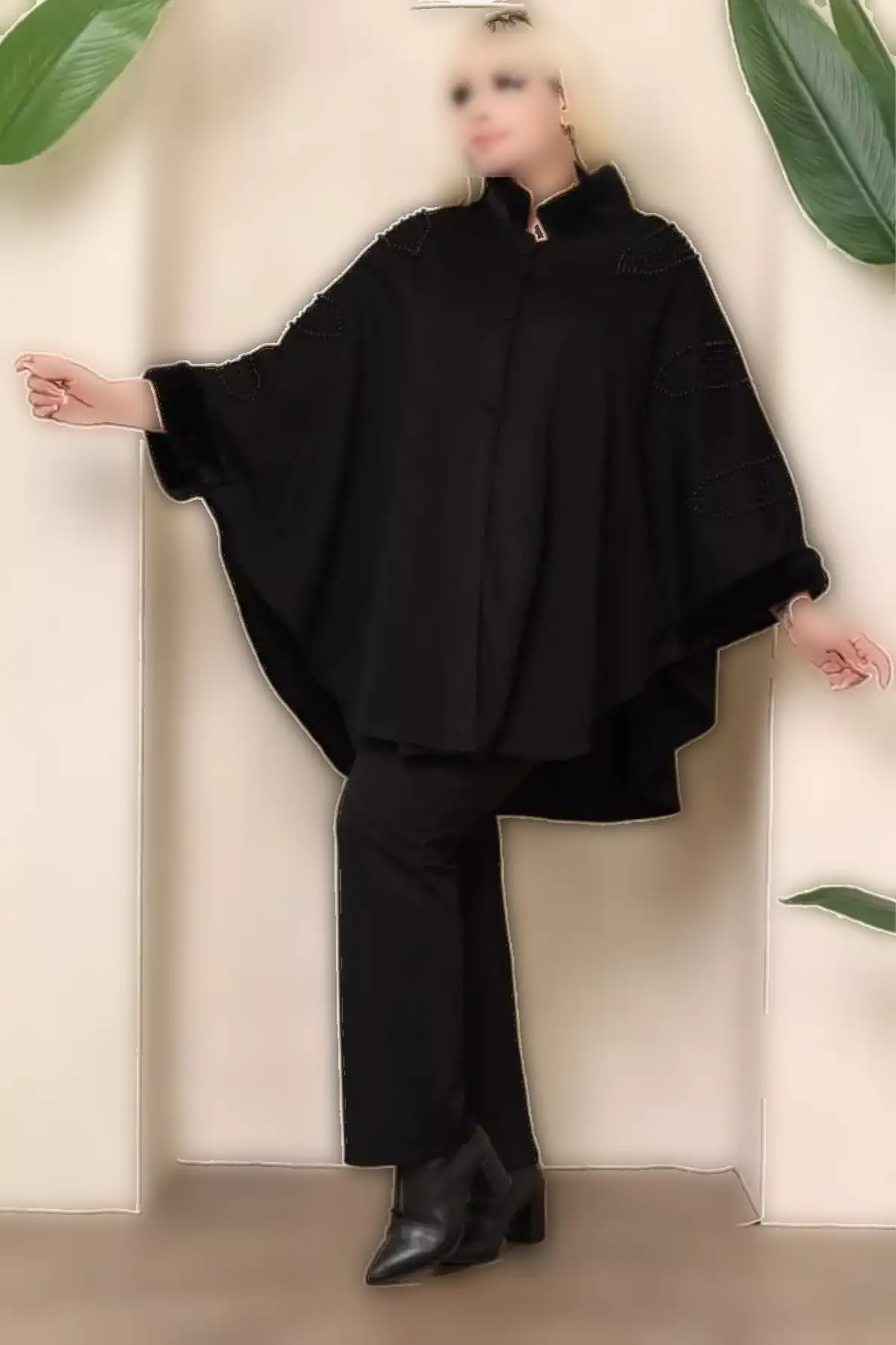 پانچوی بزرگ اندازه با یقه و آستینهای خزدار مروارید سیاه برند Eceyaman moda - 871778892