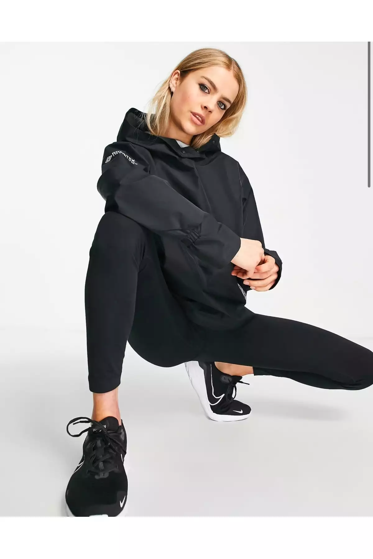 هودی ورزشی دویدن با قابلیت تنفس Gore-Tex Infinium - کاپشن ضدآب و ضدباد زنانه سیاه رنگ برند Nike - 951086385
