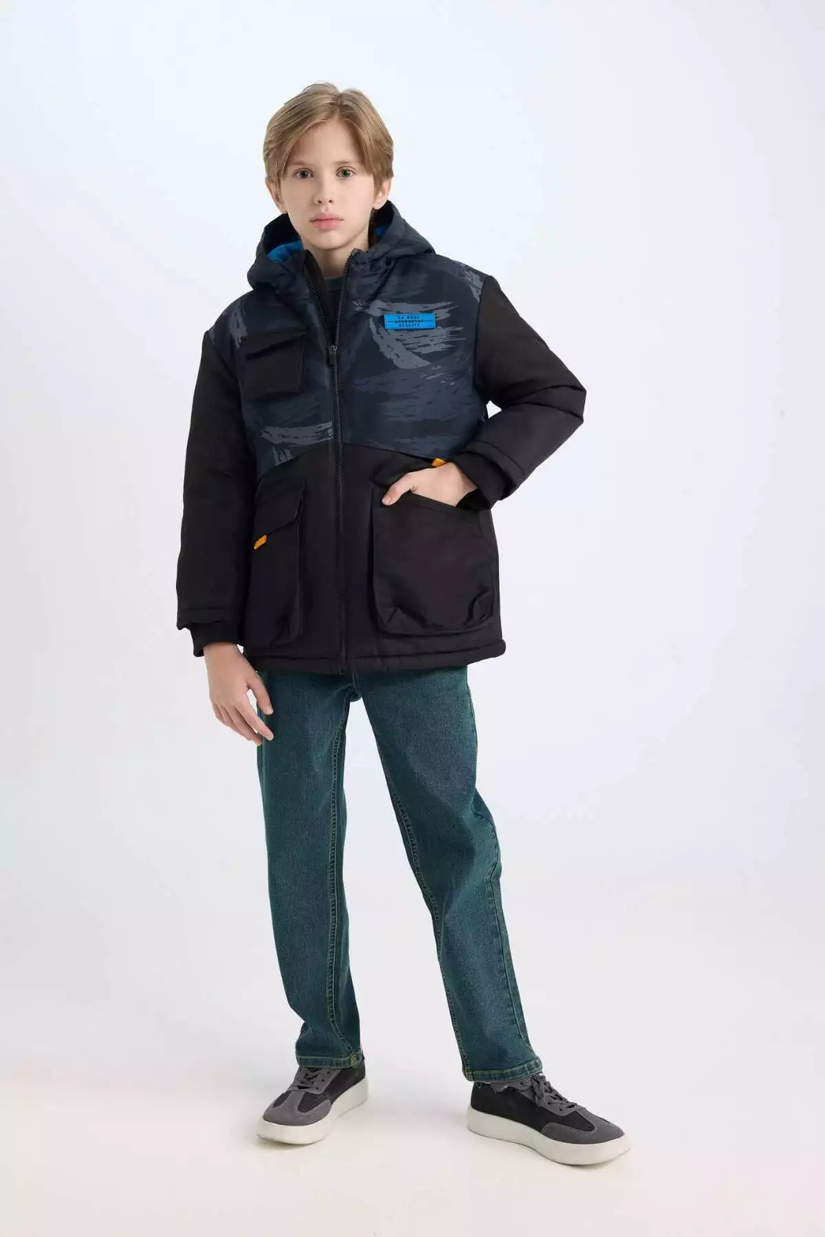 کت خارجی بچگانه پسرانه با کلاه، زیپ دار، دارای جیب و آستر پلار ضد آب C9043A824WN برند Defacto - 877051672