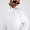 بارانی/ژاکت زنانه وینرانر شل با پوشش UV و زیپ کامل در رنگ سفید برند Nike - 924728921