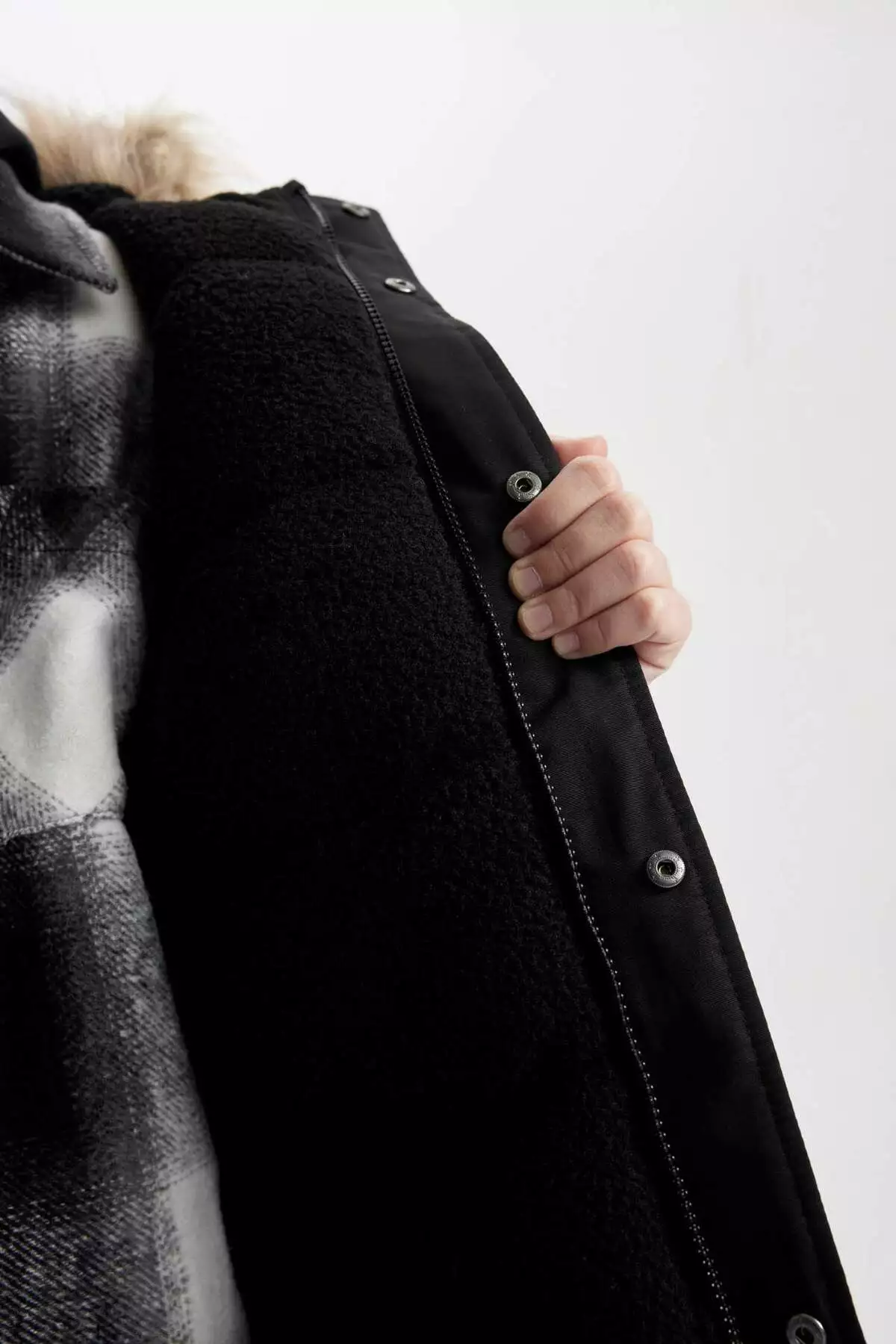 پالتو پسرانه با یقه خز مصنوعی و کلاهی قابل جدا شدن، با آستری پِلِوش C8783A824WN برند Defacto - 878062633