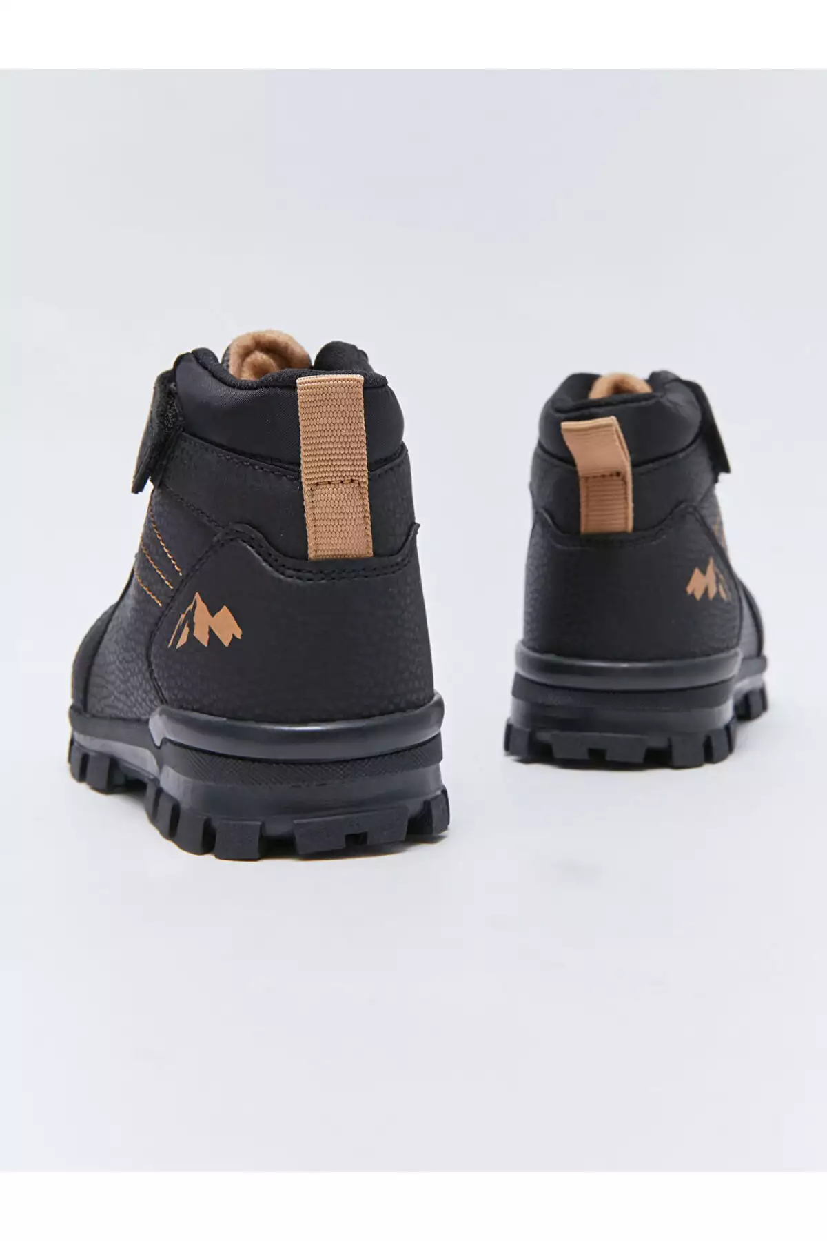 چکمههای پسرانه با رویه چرم و بند چسبی برند LC Waikiki - 890656314