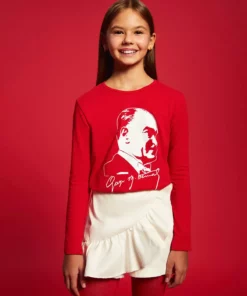 تی‌شرت دخترانه با یقه دوچرخه‌ای و طرح آتاتورک به رنگ قرمز از برند LCW Kids برند LC Waikiki - 863313480