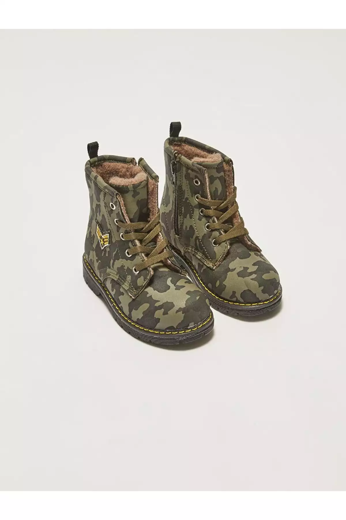بوت نوزاد پسر با طراحی کموفلاژ و آستر پشمی، دارای بند و زیپ برند LC Waikiki - 940341870