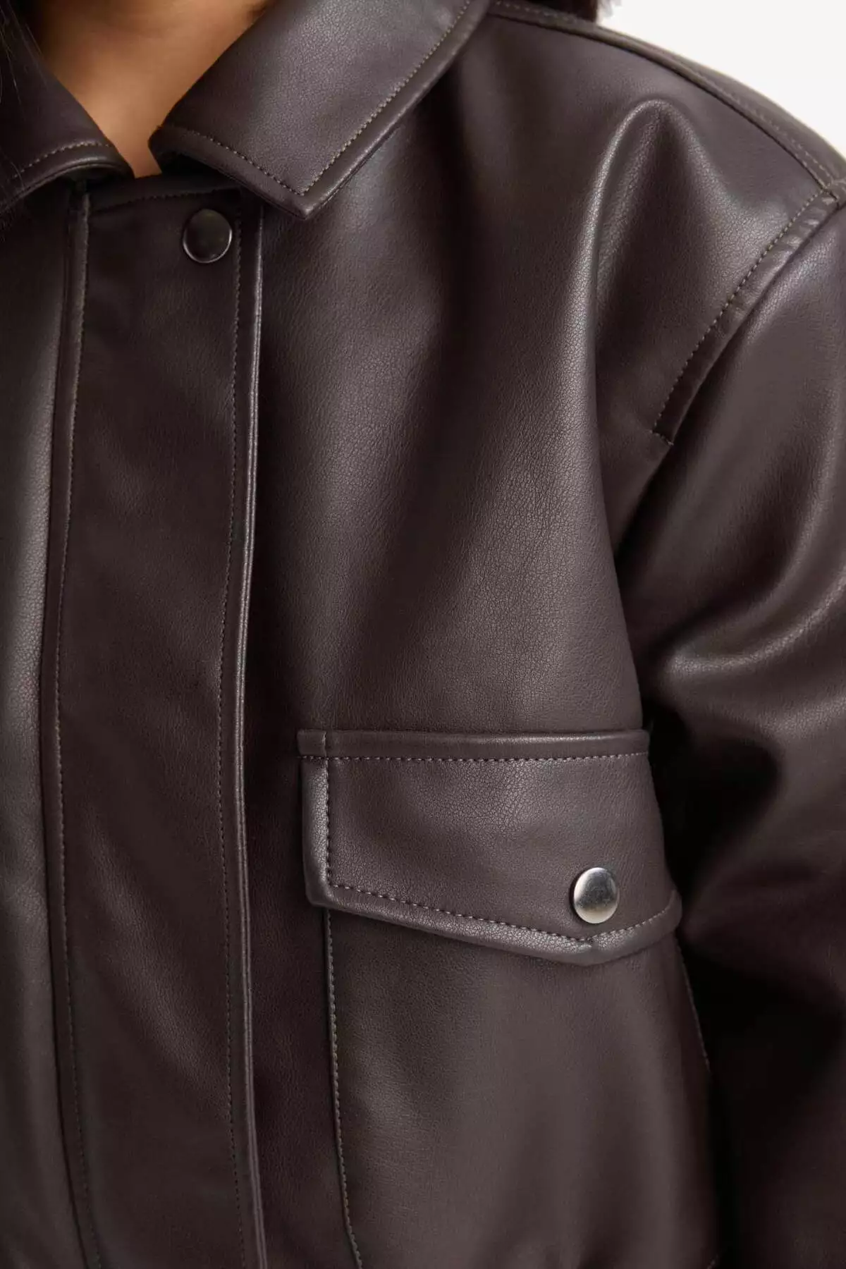 کاپشن چرم مصنوعی دکمهدار ضد آب با دو جیب برای دختران بچه برند Defacto - 899916450