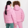 عطر ورزشی سبک با پر مصنوعی، مانتوی زمستانی دخترانه صورتی برند Nike - 991255263