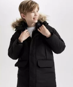 پالتو پسرانه با یقه خز مصنوعی و کلاهی قابل جدا شدن، با آستری پِلِوش C8783A824WN برند Defacto - 878062633