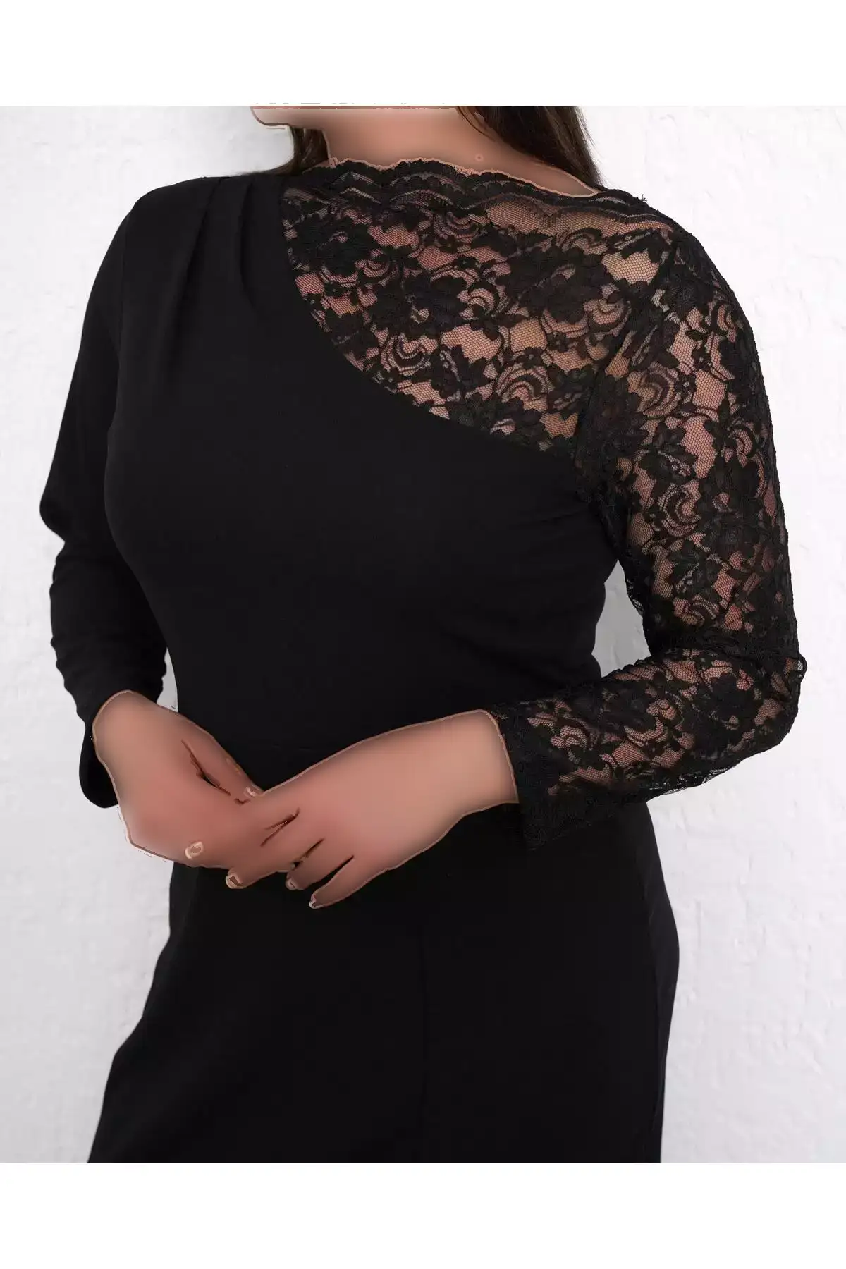 پیراهن مجلسی maxi مشکی با دکلته یک طرفه، جزئیات دانتل و شقـــتگی، مناسب برای خانمها سایز بزرگ 24705. برند Butik Nilyam - 874877764