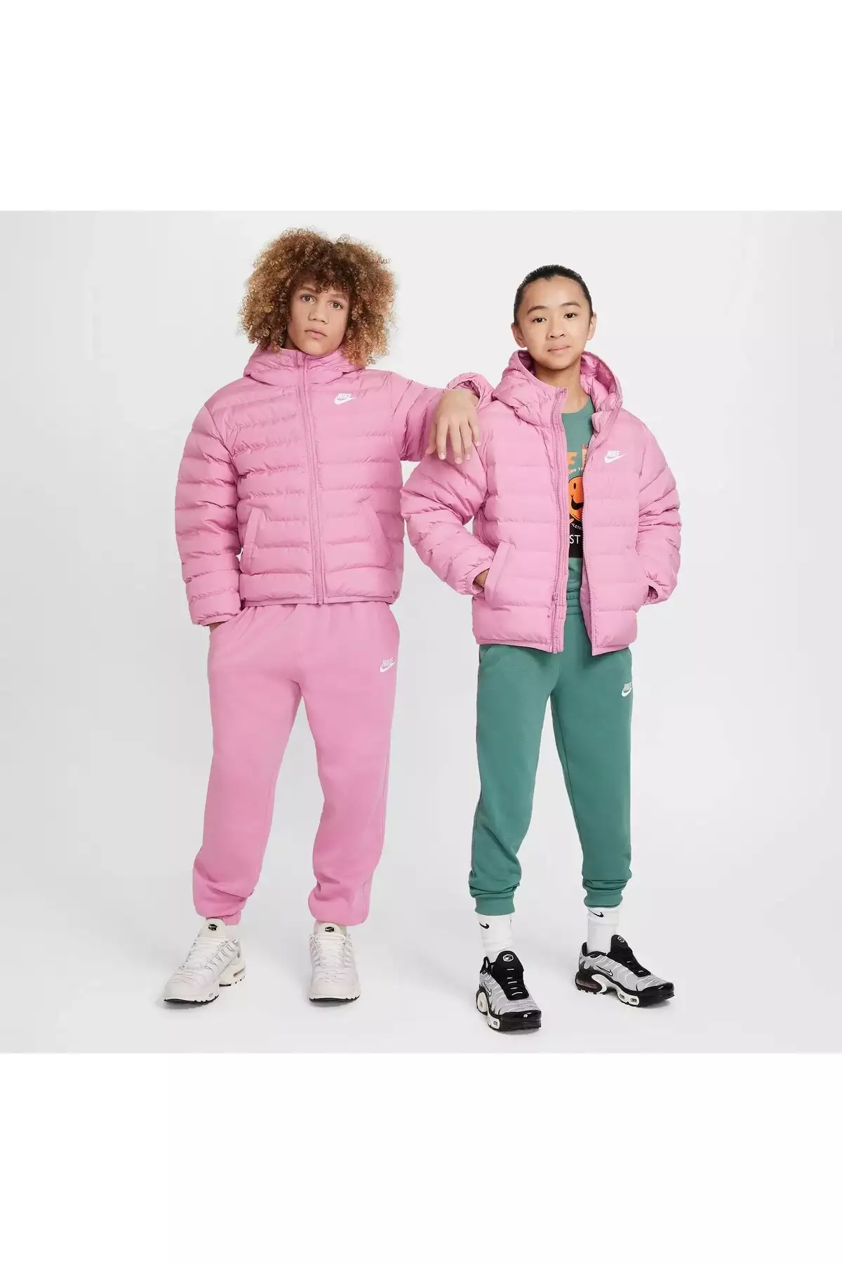 عطر ورزشی سبک با پر مصنوعی، مانتوی زمستانی دخترانه صورتی برند Nike - 991255263