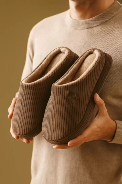 دمپایی خانگی مردانه قهوه‌ای | اورتپدیک | با کفی نرم | دمپایی دامادی پشمالو و چهل‌سالگی برند redtan - 935570382