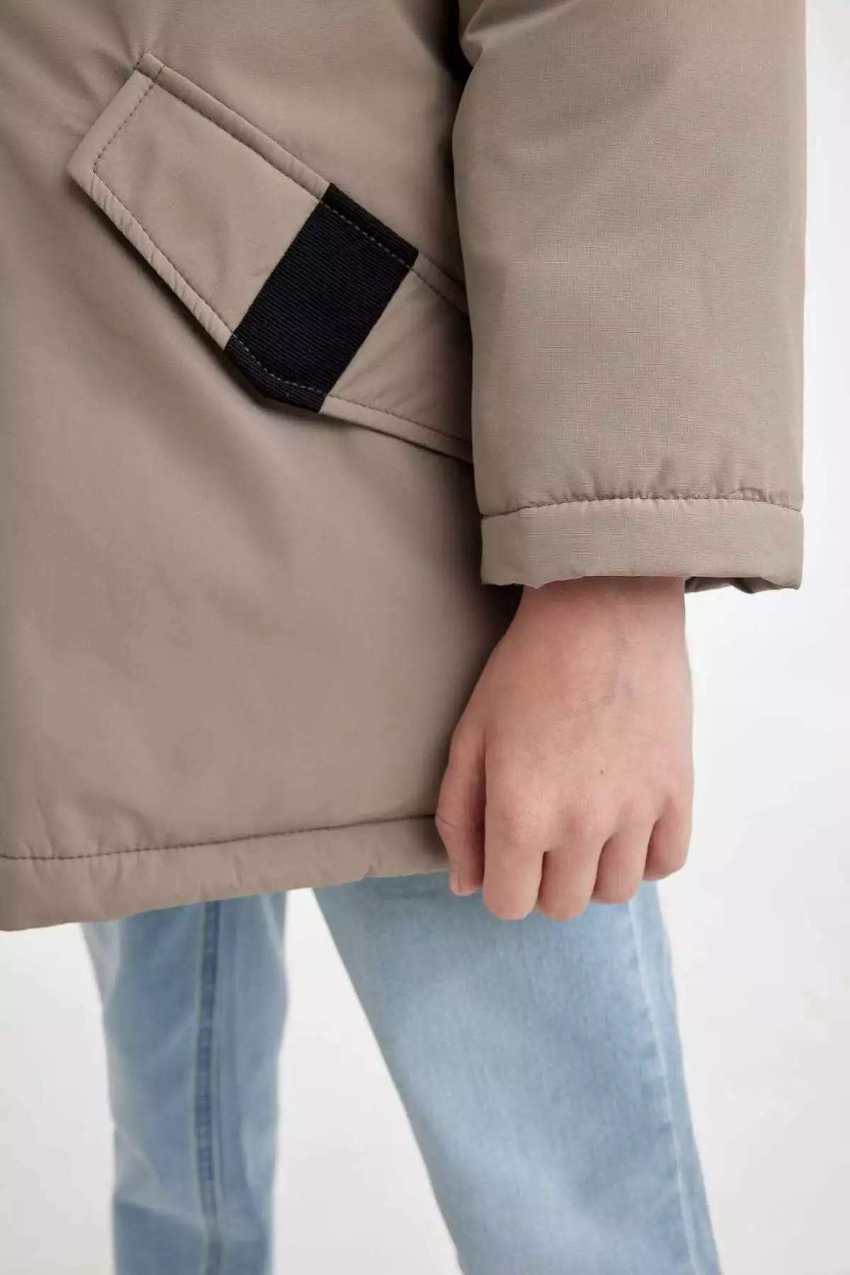 پالتو پارکا با کلاه و زیپ و دکمهای، مناسب برای پسر بچه، ضد آب، با دو جیب C8901A824WN برند Defacto - 863371559