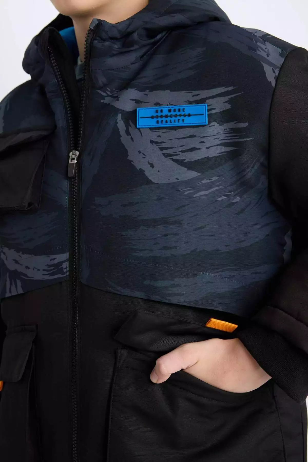 کت خارجی بچگانه پسرانه با کلاه، زیپ دار، دارای جیب و آستر پلار ضد آب C9043A824WN برند Defacto - 877051672