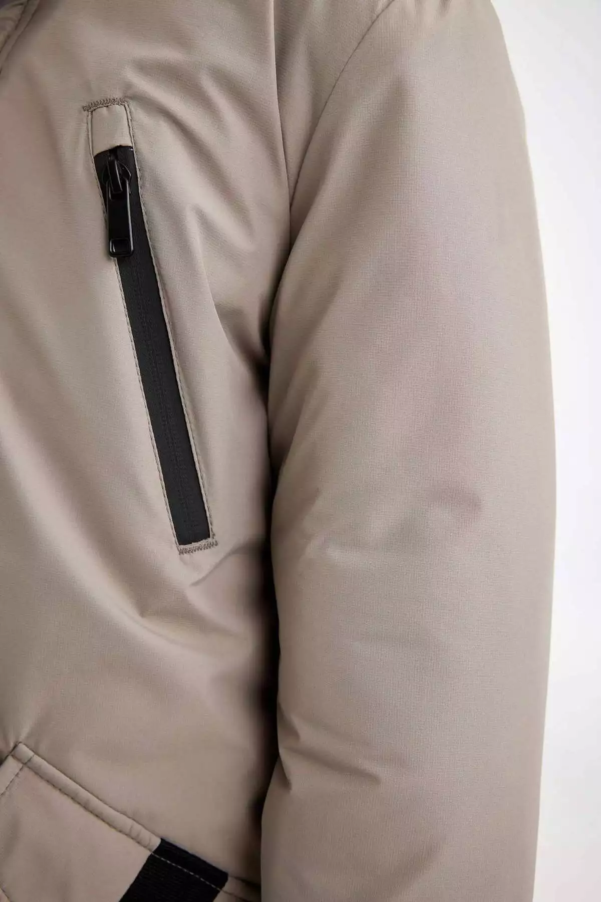 پالتو پارکا با کلاه و زیپ و دکمهای، مناسب برای پسر بچه، ضد آب، با دو جیب C8901A824WN برند Defacto - 863371559