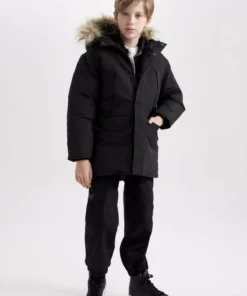 پالتو پسرانه با یقه خز مصنوعی و کلاهی قابل جدا شدن، با آستری پِلِوش C8783A824WN برند Defacto - 878062633