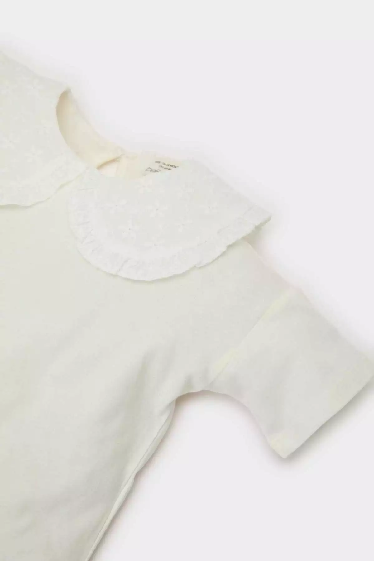 تیشرت کوتاهمورب یقه دکمهای دخترانه با دکمههای تزیینی C3982A524SM برند Defacto - 822806984