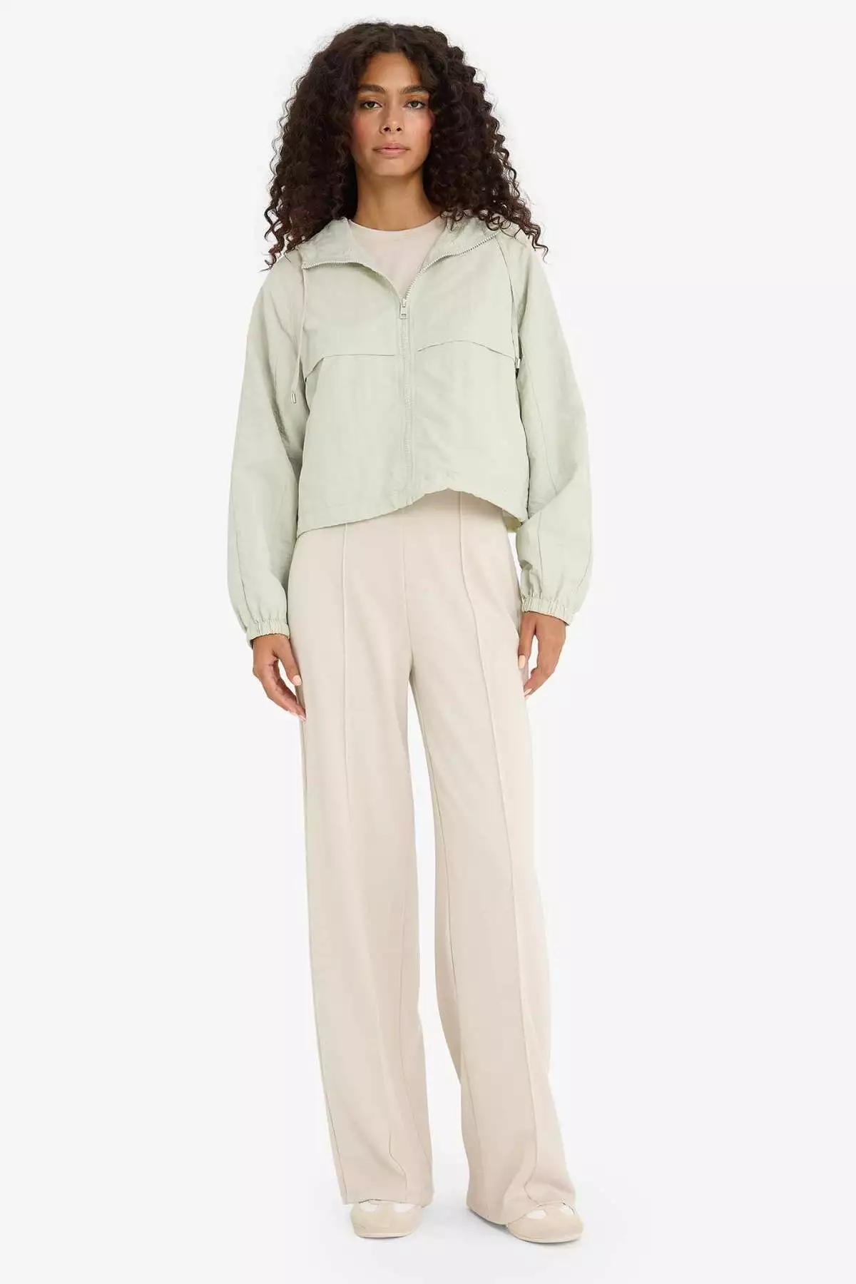 بارانی کوتاه با زیپ و کلاهدار مناسب اندام معمولی E8546AX25AU برند Defacto - 975899451