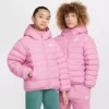 عطر ورزشی سبک با پر مصنوعی، مانتوی زمستانی دخترانه صورتی برند Nike - 991255263