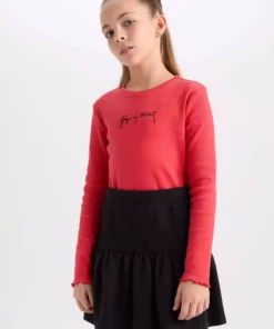 ست دو تکه دخترانه با یقه گرد و یقه دوخته شده با طرح تمثال آتاتürk، رنگ قرمز، با آستین بلند و شامل یک تیشرت و گیره مو. برند Defacto - 865140618