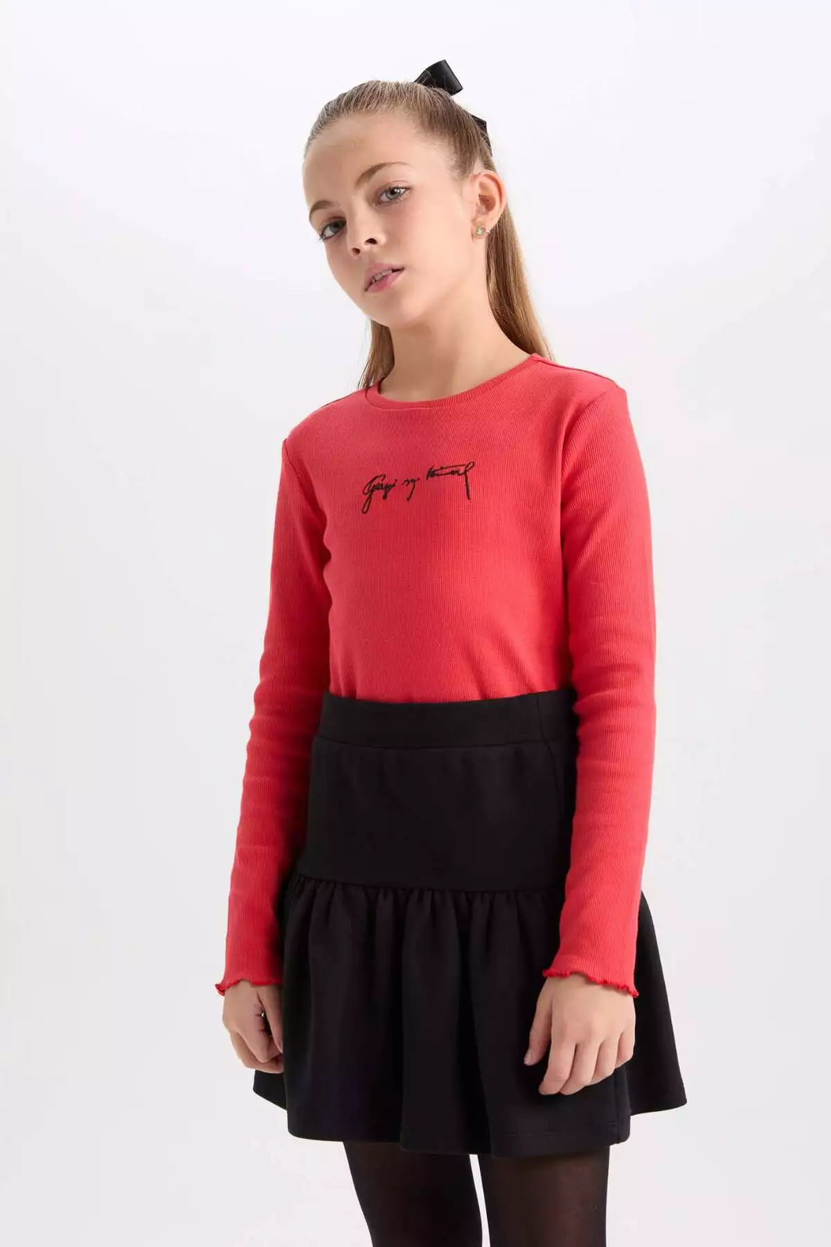 ست دو تکه دخترانه با یقه گرد و یقه دوخته شده با طرح تمثال آتاتürk، رنگ قرمز، با آستین بلند و شامل یک تیشرت و گیره مو. برند Defacto - 865140618