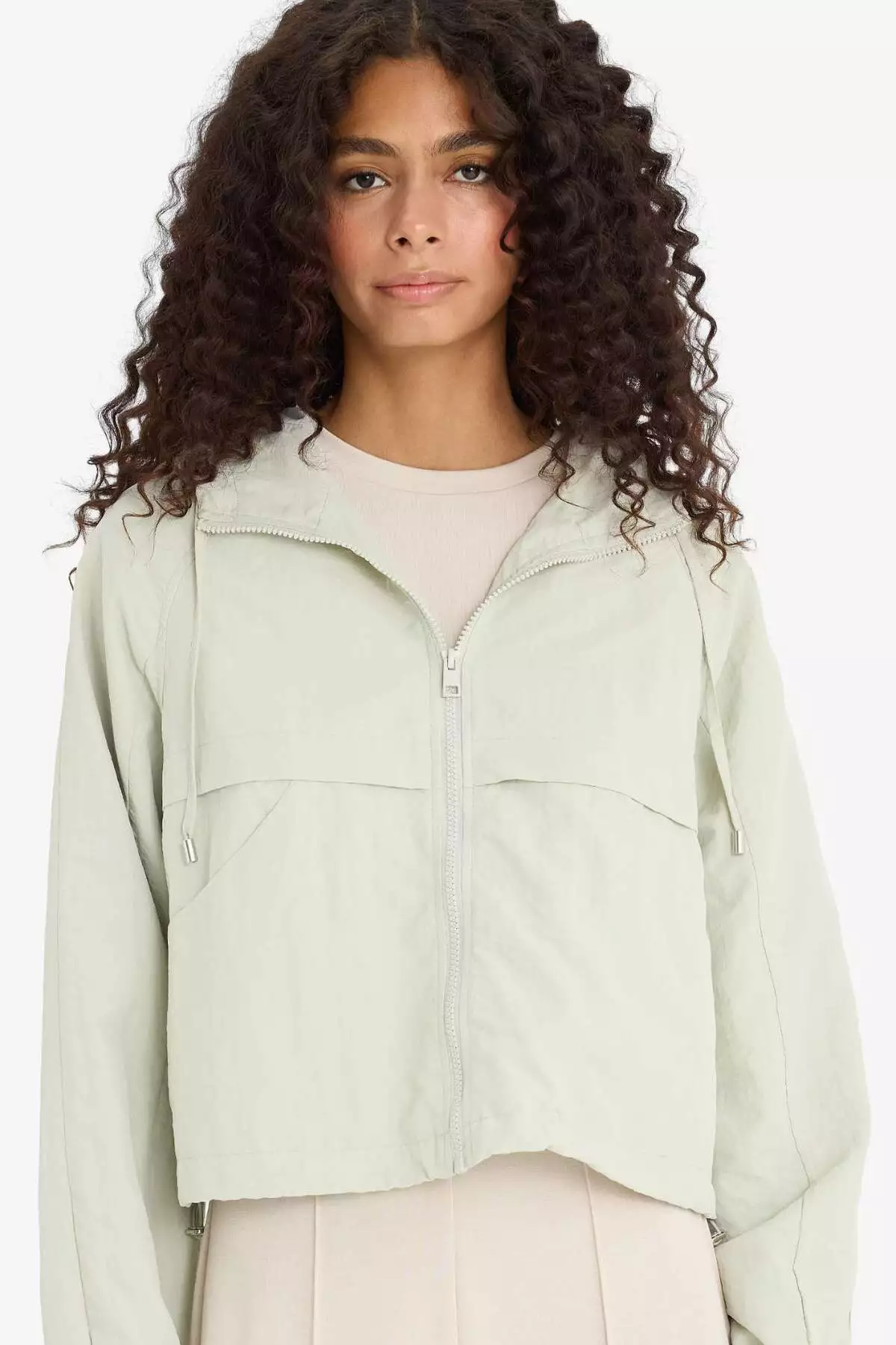 بارانی کوتاه با زیپ و کلاهدار مناسب اندام معمولی E8546AX25AU برند Defacto - 975899451